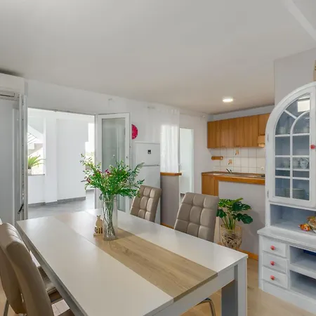 Marica 4 In Strandnaehe Mit Parkplatz Apartment Porec